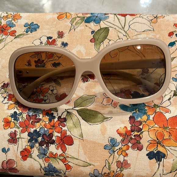 CHANEL Q Bow Square Polarized Gradient Sunglasses - Picture 6 of 7